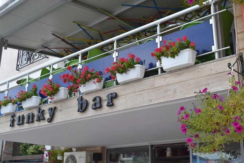 Funky Guest House & Adventures Përmet